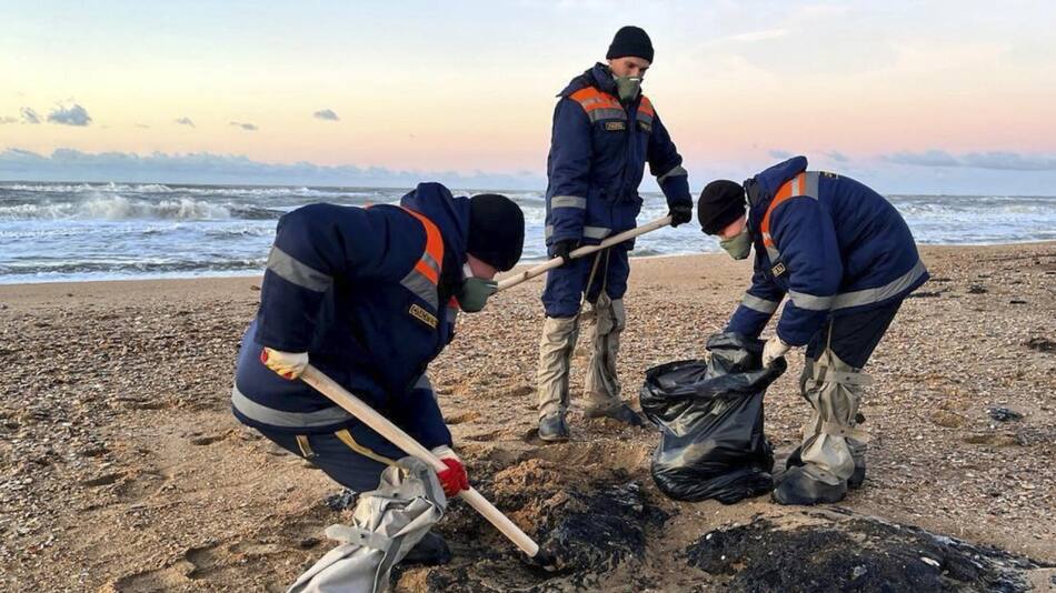 Trabajos sobre los daños de un derrame de hidrocarburos. Foto: EFE.