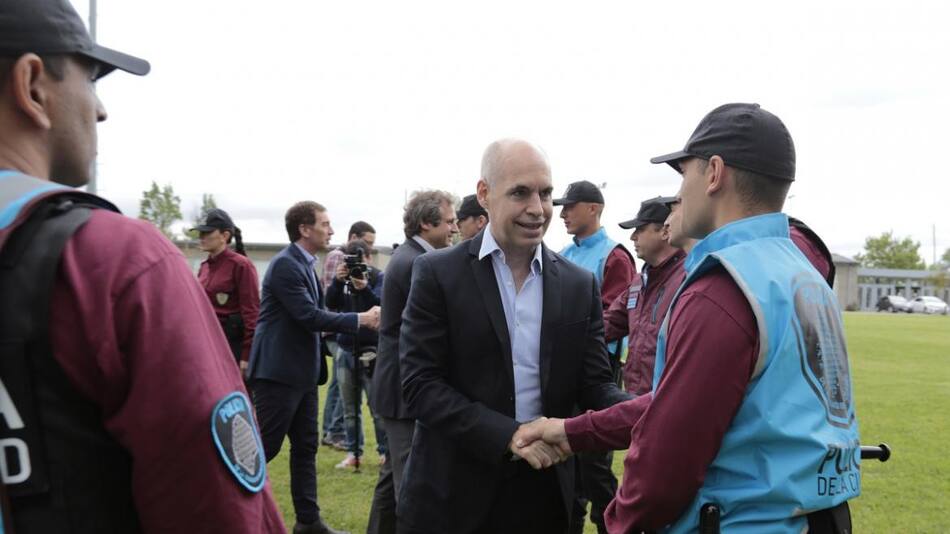 Horacio Rodríguez Larreta junto a policías de la ciudad.