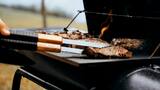 ¿Principiante en la parrilla?: el ingrediente secreto del asado que está en todas las heladeras y funciona para tiernizar la carne