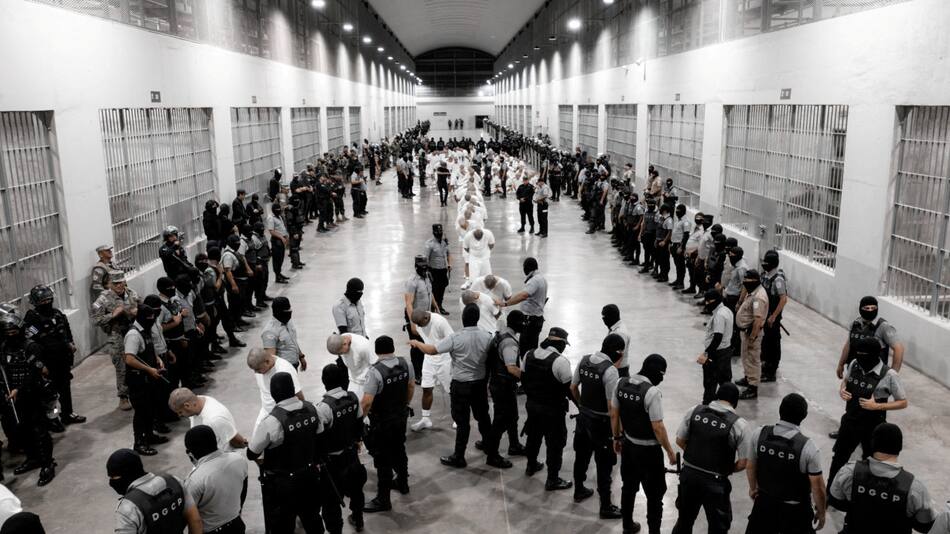 Migrantes deportados a El Salvador. Foto: REUTERS.