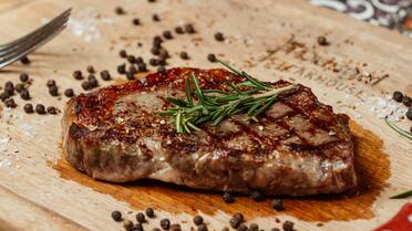 El tip parrillero que salva los asados: el truco que realza el sabor de la carne y la deja muy jugosa