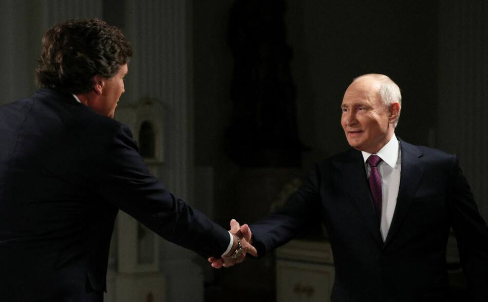 Vladimir Putin y Tucker Carlson. Foto: Reuters