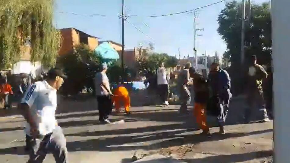 Batalla campal en la localidad de Plátanos, Berazategui. Foto: captura de pantalla.