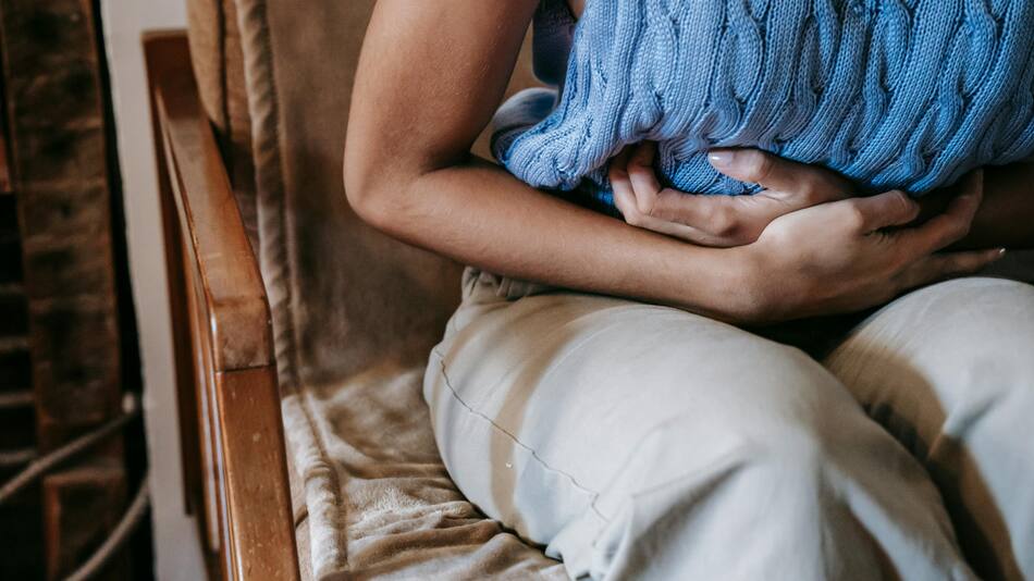 Uno de los síntomas es el dolor abdominal. Foto: Pexels.