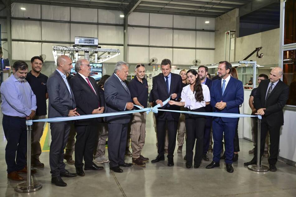 Massa inauguró fábrica con inteligencia artificial que producirá chips y computadoras para exportar. Télam