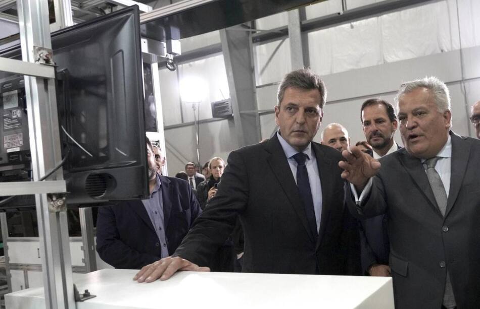 Massa inauguró fábrica con inteligencia artificial que producirá chips y computadoras para exportar. Télam