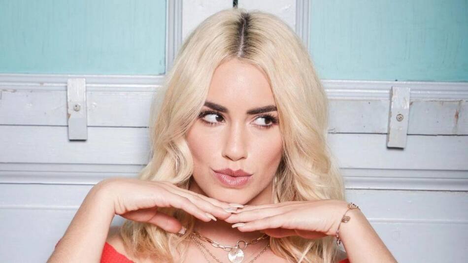 Lali Espósito "beboteando" frente al espejo