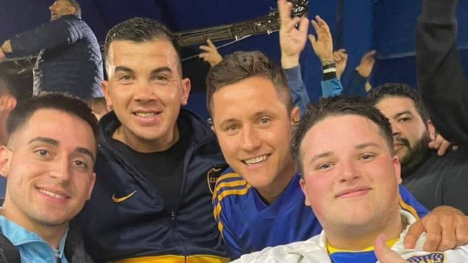 Ander Herrera junto a los hinchas de Boca en La Bombonera. Foto: Twitter.