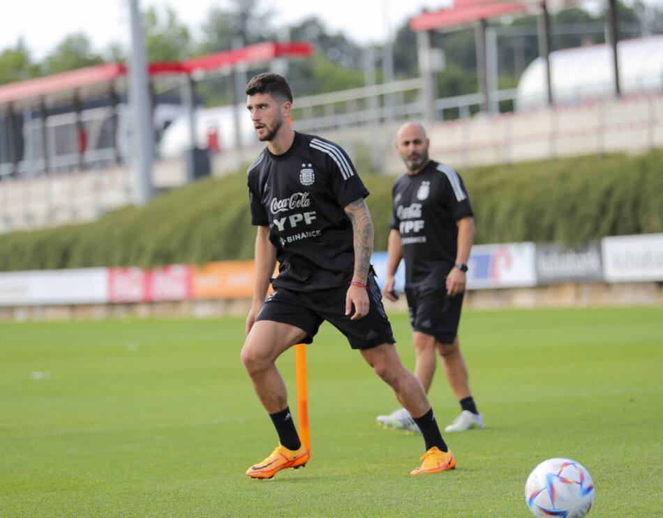 Marcos Senesi con la indumentaria de la Selección Argentina. Foto: NA.