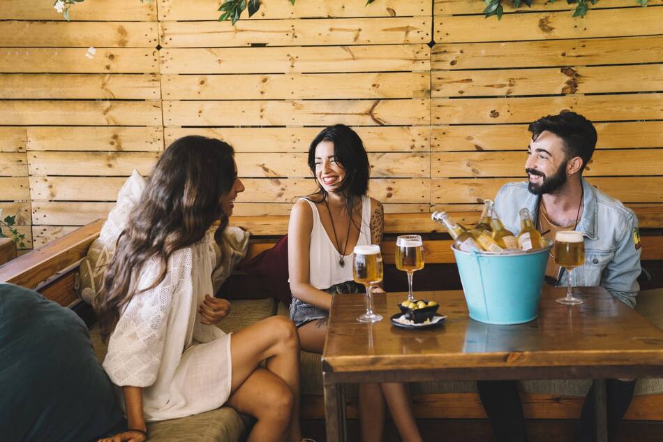 Bar con amigos. Foto Freepik