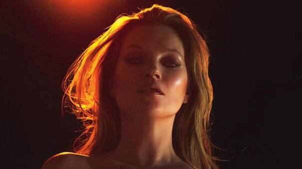 Kate Moss, desnuda a los 43 y cada día más sexy