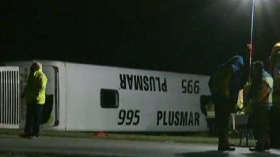 Vuelco de Micro Plusmar en Ruta 2